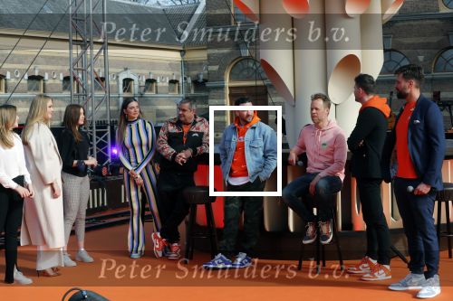 Den Haag 28 april 2021
Concert the streamers bij paleis Noordeinde. Koning Willem Alexander Koningin Maxima prinses Amalia Alexia Ariane zijn aanwezig . The streamers bestaan oa uit Guus Meeuwis Thomas Acda Paul deMunnik Roel v Velzen Raycoon Nick Schilder Simon Keizer Paul de Leeuw Davina Michelle Rolf Sanchez Maan Suzanne en Freek Armin v Buuren Danny Vera Sanne Hans (Miss Montreal) Duncan Laurence Frank Lammers Diggy Dex Kraantje Pappie