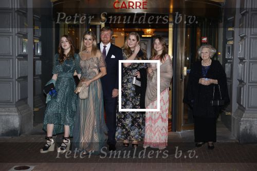Amsterdam 12 mei 2021
Koning Willem Alexander Koningin Maxima Prinses Beatrix Prinses Amalia Alexia en Ariane bij Carre vanwege de 50e verjaardag van Koningin Maxima . Prinses Amalia haar mondkapje zit vast aan haar oorbellen