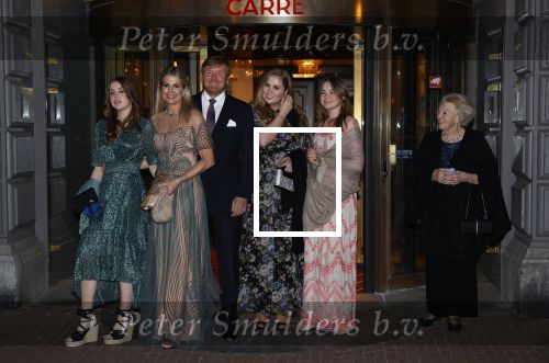 Amsterdam 12 mei 2021
Koning Willem Alexander Koningin Maxima Prinses Beatrix Prinses Amalia Alexia en Ariane bij Carre vanwege de 50e verjaardag van Koningin Maxima . Prinses Amalia haar mondkapje zit vast aan haar oorbellen