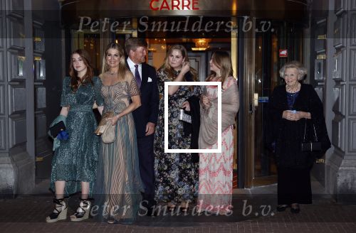 Amsterdam 12 mei 2021
Koning Willem Alexander Koningin Maxima Prinses Beatrix Prinses Amalia Alexia en Ariane bij Carre vanwege de 50e verjaardag van Koningin Maxima . Prinses Amalia haar mondkapje zit vast aan haar oorbellen