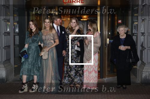 Amsterdam 12 mei 2021
Koning Willem Alexander Koningin Maxima Prinses Beatrix Prinses Amalia Alexia en Ariane bij Carre vanwege de 50e verjaardag van Koningin Maxima . Prinses Amalia haar mondkapje zit vast aan haar oorbellen
