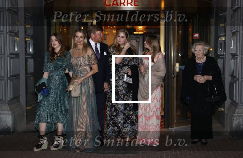 Amsterdam 12 mei 2021
Koning Willem Alexander Koningin Maxima Prinses Beatrix Prinses Amalia Alexia en Ariane bij Carre vanwege de 50e verjaardag van Koningin Maxima . Prinses Amalia haar mondkapje zit vast aan haar oorbellen