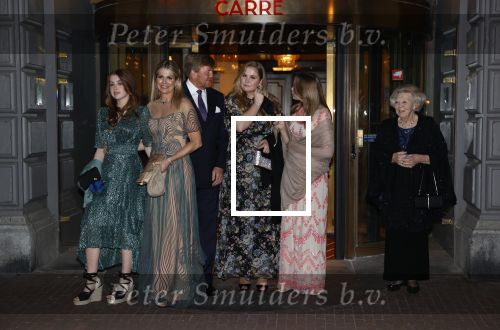 Amsterdam 12 mei 2021
Koning Willem Alexander Koningin Maxima Prinses Beatrix Prinses Amalia Alexia en Ariane bij Carre vanwege de 50e verjaardag van Koningin Maxima . Prinses Amalia haar mondkapje zit vast aan haar oorbellen