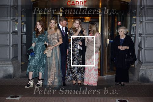 Amsterdam 12 mei 2021
Koning Willem Alexander Koningin Maxima Prinses Beatrix Prinses Amalia Alexia en Ariane bij Carre vanwege de 50e verjaardag van Koningin Maxima . Prinses Amalia haar mondkapje zit vast aan haar oorbellen