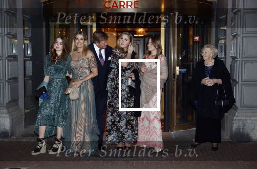 Amsterdam 12 mei 2021
Koning Willem Alexander Koningin Maxima Prinses Beatrix Prinses Amalia Alexia en Ariane bij Carre vanwege de 50e verjaardag van Koningin Maxima . Prinses Amalia haar mondkapje zit vast aan haar oorbellen