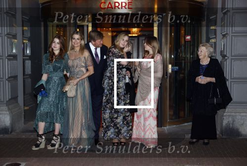 Amsterdam 12 mei 2021
Koning Willem Alexander Koningin Maxima Prinses Beatrix Prinses Amalia Alexia en Ariane bij Carre vanwege de 50e verjaardag van Koningin Maxima . Prinses Amalia haar mondkapje zit vast aan haar oorbellen