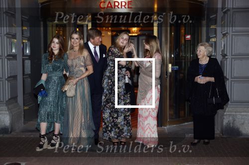 Amsterdam 12 mei 2021
Koning Willem Alexander Koningin Maxima Prinses Beatrix Prinses Amalia Alexia en Ariane bij Carre vanwege de 50e verjaardag van Koningin Maxima . Prinses Amalia haar mondkapje zit vast aan haar oorbellen
