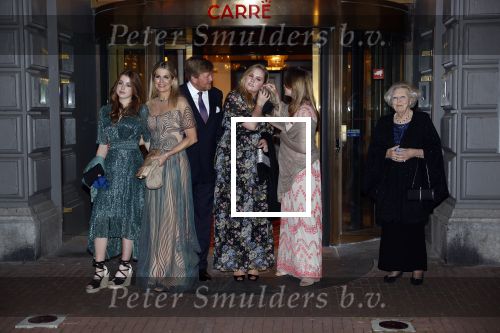 Amsterdam 12 mei 2021
Koning Willem Alexander Koningin Maxima Prinses Beatrix Prinses Amalia Alexia en Ariane bij Carre vanwege de 50e verjaardag van Koningin Maxima . Prinses Amalia haar mondkapje zit vast aan haar oorbellen