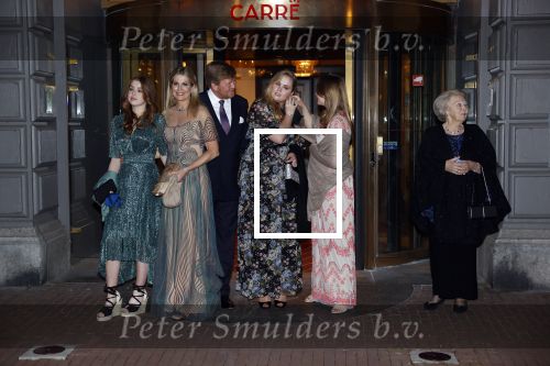Amsterdam 12 mei 2021
Koning Willem Alexander Koningin Maxima Prinses Beatrix Prinses Amalia Alexia en Ariane bij Carre vanwege de 50e verjaardag van Koningin Maxima . Prinses Amalia haar mondkapje zit vast aan haar oorbellen