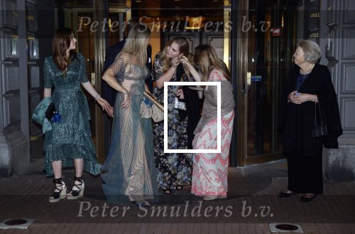 Amsterdam 12 mei 2021
Koning Willem Alexander Koningin Maxima Prinses Beatrix Prinses Amalia Alexia en Ariane bij Carre vanwege de 50e verjaardag van Koningin Maxima . Prinses Amalia haar mondkapje zit vast aan haar oorbellen