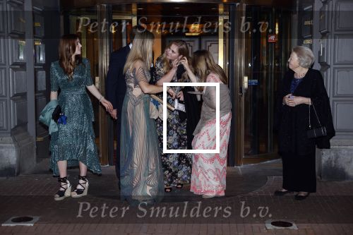 Amsterdam 12 mei 2021
Koning Willem Alexander Koningin Maxima Prinses Beatrix Prinses Amalia Alexia en Ariane bij Carre vanwege de 50e verjaardag van Koningin Maxima . Prinses Amalia haar mondkapje zit vast aan haar oorbellen