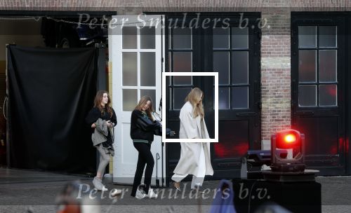 Den Haag 28 april 2021
Concert the streamers bij paleis Noordeinde. Koning Willem Alexander Koningin Maxima prinses Amalia Alexia Ariane zijn aanwezig . The streamers bestaan oa uit Guus Meeuwis Thomas Acda Paul deMunnik Roel v Velzen Raycoon Nick Schilder Simon Keizer Paul de Leeuw Davina Michelle Rolf Sanchez Maan Suzanne en Freek Armin v Buuren Danny Vera Sanne Hans (Miss Montreal) Duncan Laurence Frank Lammers Diggy Dex Kraantje Pappie
