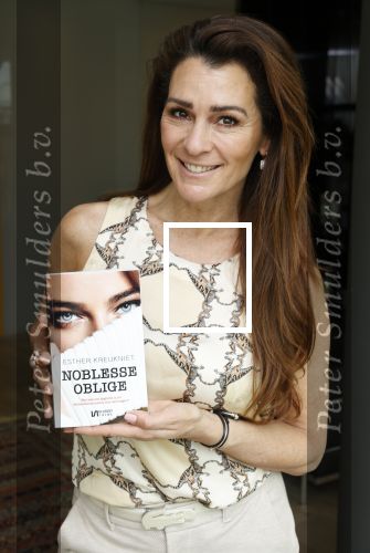 Amsterdam 14 mei 2021
Quinty Trustfull krijgt uit handen van Esther Kreukniet heet eerste boek . Vindt plaats in het consorvatorium hotel.