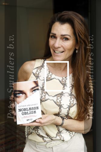 Amsterdam 14 mei 2021
Quinty Trustfull krijgt uit handen van Esther Kreukniet heet eerste boek . Vindt plaats in het consorvatorium hotel.