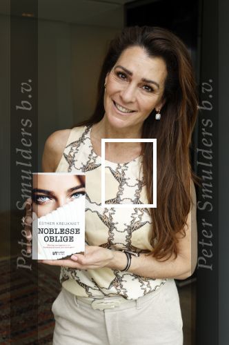 Amsterdam 14 mei 2021
Quinty Trustfull krijgt uit handen van Esther Kreukniet heet eerste boek . Vindt plaats in het consorvatorium hotel.