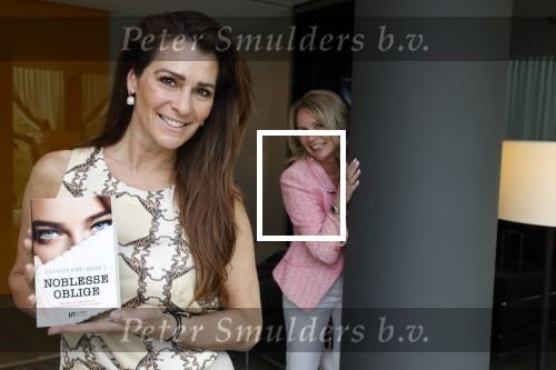 Amsterdam 14 mei 2021
Quinty Trustfull krijgt uit handen van Esther Kreukniet heet eerste boek . Vindt plaats in het consorvatorium hotel.