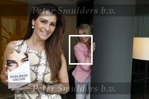 Amsterdam 14 mei 2021
Quinty Trustfull krijgt uit handen van Esther Kreukniet heet eerste boek . Vindt plaats in het consorvatorium hotel.