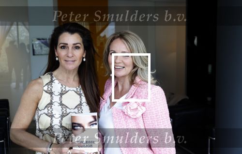 Amsterdam 14 mei 2021
Quinty Trustfull krijgt uit handen van Esther Kreukniet heet eerste boek . Vindt plaats in het consorvatorium hotel.