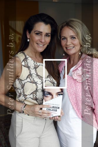 Amsterdam 14 mei 2021
Quinty Trustfull krijgt uit handen van Esther Kreukniet heet eerste boek . Vindt plaats in het consorvatorium hotel.