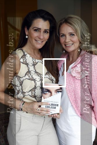 Amsterdam 14 mei 2021
Quinty Trustfull krijgt uit handen van Esther Kreukniet heet eerste boek . Vindt plaats in het consorvatorium hotel.