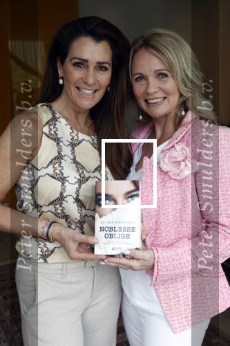 Amsterdam 14 mei 2021
Quinty Trustfull krijgt uit handen van Esther Kreukniet heet eerste boek . Vindt plaats in het consorvatorium hotel.