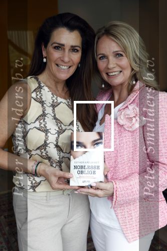 Amsterdam 14 mei 2021
Quinty Trustfull krijgt uit handen van Esther Kreukniet heet eerste boek . Vindt plaats in het consorvatorium hotel.