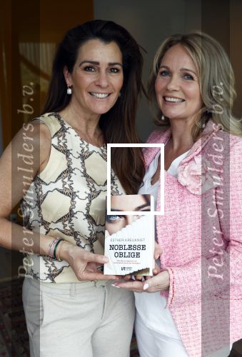 Amsterdam 14 mei 2021
Quinty Trustfull krijgt uit handen van Esther Kreukniet heet eerste boek . Vindt plaats in het consorvatorium hotel.