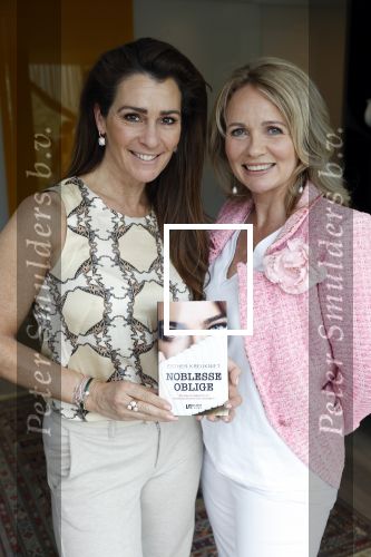 Amsterdam 14 mei 2021
Quinty Trustfull krijgt uit handen van Esther Kreukniet heet eerste boek . Vindt plaats in het consorvatorium hotel.