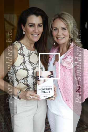 Amsterdam 14 mei 2021
Quinty Trustfull krijgt uit handen van Esther Kreukniet heet eerste boek . Vindt plaats in het consorvatorium hotel.