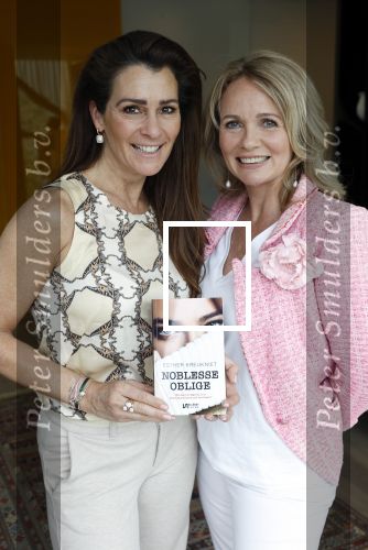 Amsterdam 14 mei 2021
Quinty Trustfull krijgt uit handen van Esther Kreukniet heet eerste boek . Vindt plaats in het consorvatorium hotel.