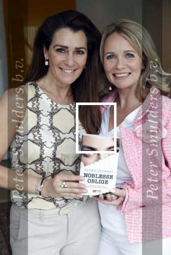 Amsterdam 14 mei 2021
Quinty Trustfull krijgt uit handen van Esther Kreukniet heet eerste boek . Vindt plaats in het consorvatorium hotel.