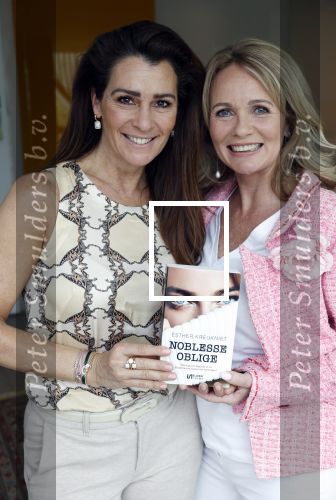 Amsterdam 14 mei 2021
Quinty Trustfull krijgt uit handen van Esther Kreukniet heet eerste boek . Vindt plaats in het consorvatorium hotel.