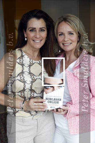 Amsterdam 14 mei 2021
Quinty Trustfull krijgt uit handen van Esther Kreukniet heet eerste boek . Vindt plaats in het consorvatorium hotel.
