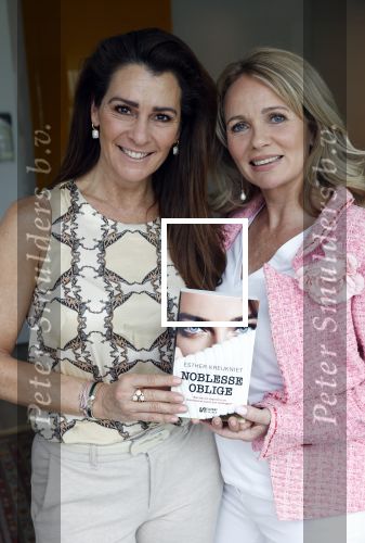 Amsterdam 14 mei 2021
Quinty Trustfull krijgt uit handen van Esther Kreukniet heet eerste boek . Vindt plaats in het consorvatorium hotel.