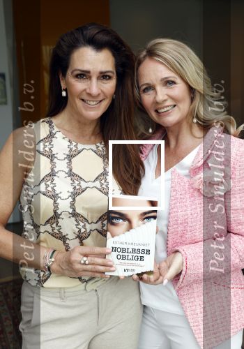 Amsterdam 14 mei 2021
Quinty Trustfull krijgt uit handen van Esther Kreukniet heet eerste boek . Vindt plaats in het consorvatorium hotel.