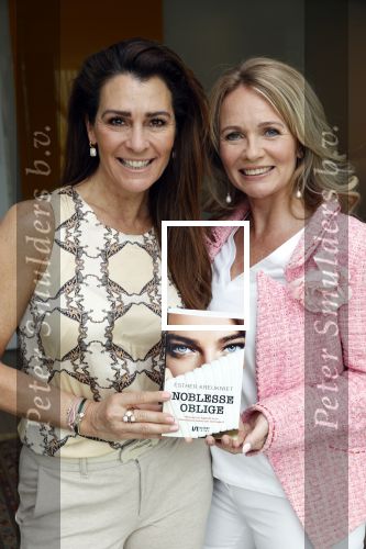 Amsterdam 14 mei 2021
Quinty Trustfull krijgt uit handen van Esther Kreukniet heet eerste boek . Vindt plaats in het consorvatorium hotel.