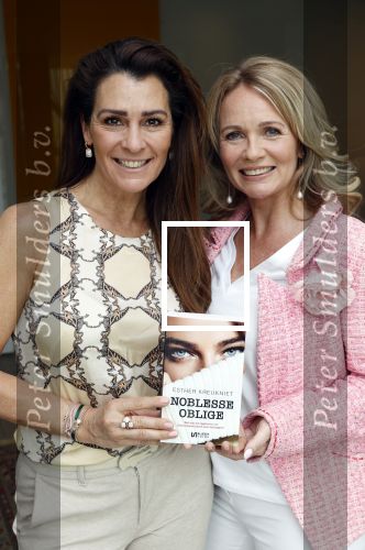 Amsterdam 14 mei 2021
Quinty Trustfull krijgt uit handen van Esther Kreukniet heet eerste boek . Vindt plaats in het consorvatorium hotel.