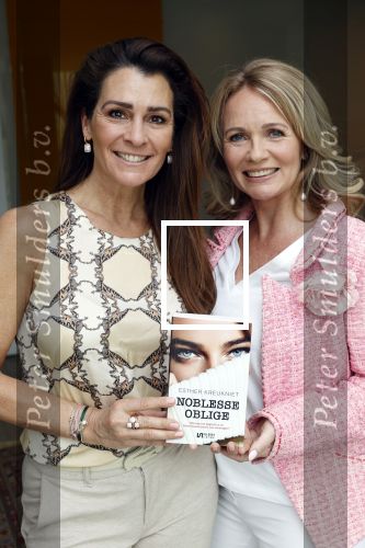 Amsterdam 14 mei 2021
Quinty Trustfull krijgt uit handen van Esther Kreukniet heet eerste boek . Vindt plaats in het consorvatorium hotel.