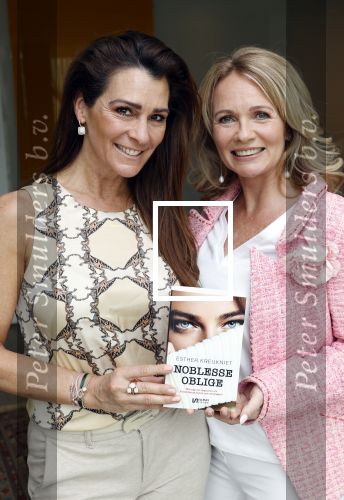 Amsterdam 14 mei 2021
Quinty Trustfull krijgt uit handen van Esther Kreukniet heet eerste boek . Vindt plaats in het consorvatorium hotel.