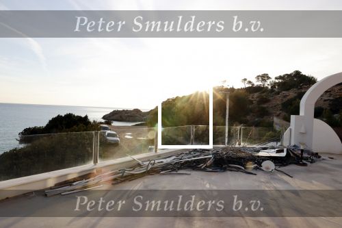 Ibiza 23 april 2021
Wesley Sneijder heeft in Jesus een huis te koop staan. Hij heeft er ook nog een prachtige villa samen met Yolanthe Cabau. Restaurant Xaxa staat te koop.