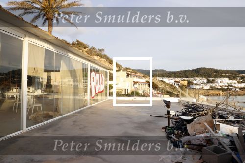 Ibiza 23 april 2021
Wesley Sneijder heeft in Jesus een huis te koop staan. Hij heeft er ook nog een prachtige villa samen met Yolanthe Cabau. Restaurant Xaxa staat te koop.