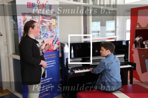 Rotterdam, 23 April 2021
Sophia Kinderziekenhuis
Roel v Velzen met de kinderen Lotte Riegen en Noud Kradolfer