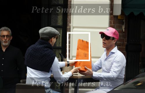 Den Haag 13 mei 2021
Rogier Smit krijgt een cadeau van een engels sprekende man op een terras in Den haag