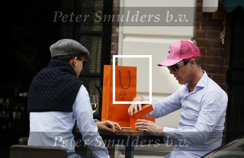 Den Haag 13 mei 2021
Rogier Smit krijgt een cadeau van een engels sprekende man op een terras in Den haag