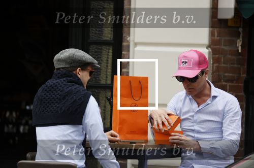 Den Haag 13 mei 2021
Rogier Smit krijgt een cadeau van een engels sprekende man op een terras in Den haag