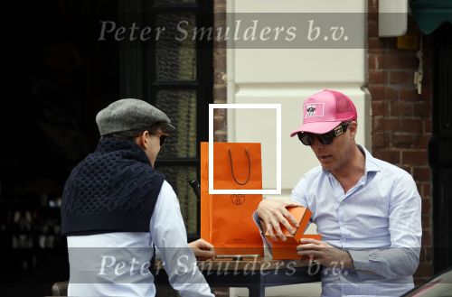 Den Haag 13 mei 2021
Rogier Smit krijgt een cadeau van een engels sprekende man op een terras in Den haag
