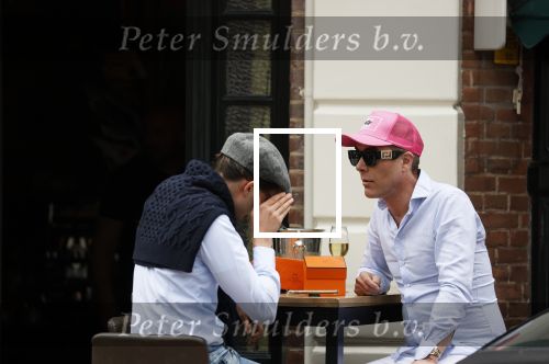 Den Haag 13 mei 2021
Rogier Smit krijgt een cadeau van een engels sprekende man op een terras in Den haag