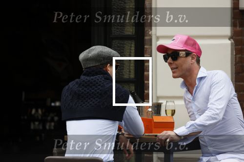 Den Haag 13 mei 2021
Rogier Smit krijgt een cadeau van een engels sprekende man op een terras in Den haag