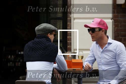 Den Haag 13 mei 2021
Rogier Smit krijgt een cadeau van een engels sprekende man op een terras in Den haag