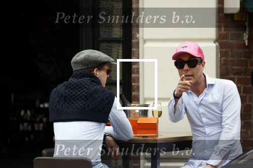 Den Haag 13 mei 2021
Rogier Smit krijgt een cadeau van een engels sprekende man op een terras in Den haag